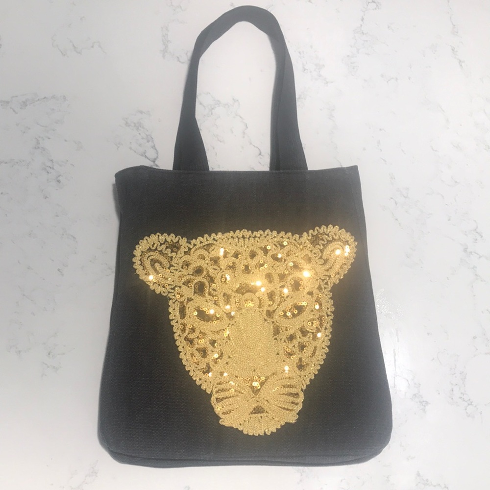 Unique tote with sequin lioness.  Eye catching🐯